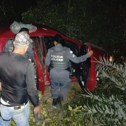 Dentro do veículo, tombado em área de mata, estavam a esposa e as duas filhas menores do casal; polícia também encontrou diversas latas de cerveja