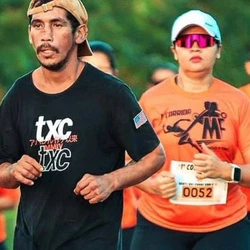 Isaque "tomava umas" num boteco perto da corrida, realizada em Garrafão do Norte (PA); ao sair cambaleando do bar, resolveu se juntar aos competidores
