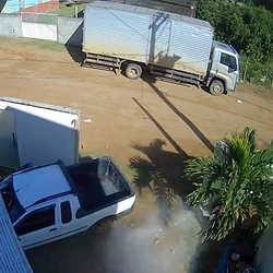 Simone Maria Neves dos Santos, de 41 anos, estava indo para o mercado quando foi atingida pelo veículo; o marido e o filho dela, de 10 anos, presenciaram o atropelamento