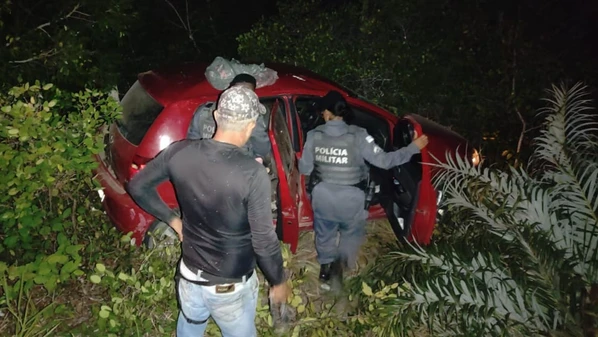 Dentro do veículo, tombado em área de mata, estavam a esposa e as duas filhas menores do casal; polícia também encontrou diversas latas de cerveja