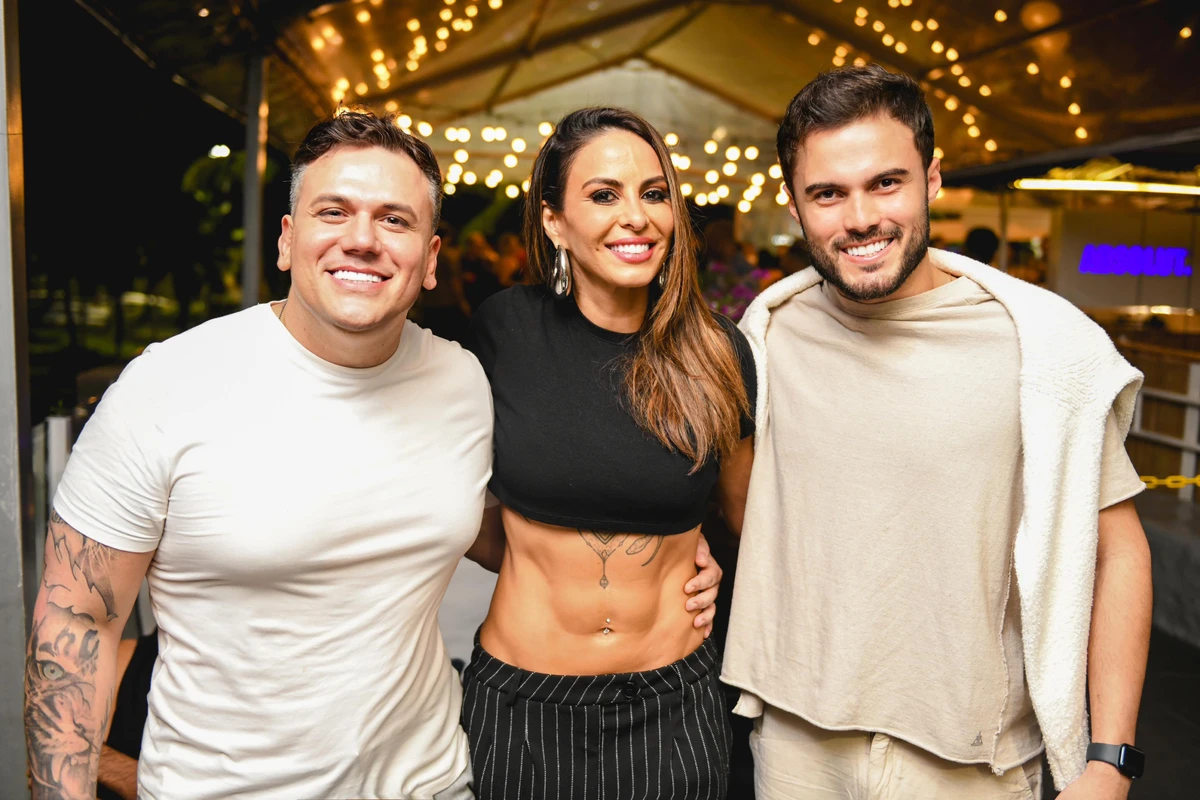 A cantora Alinne Rosa com os sócios do Camarote Fervô, do Vital 2025, Maicon Rive e André Vale