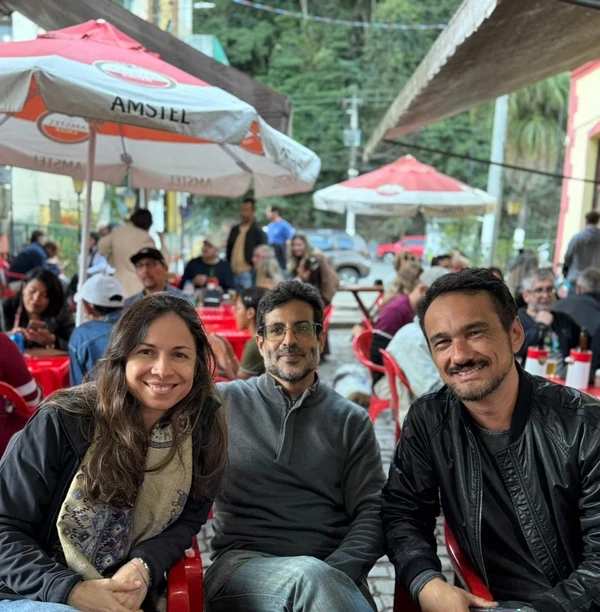 A escritora Fran Bernardes, Gustavo Mello e o ator Eriton Bernardes