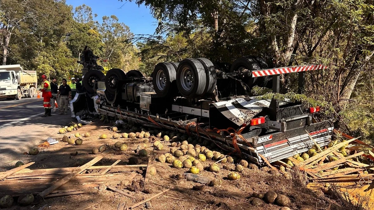 Acidente com caminhão na BR 101 em Itapemirim 