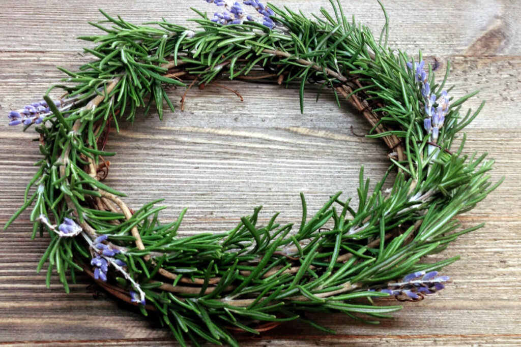 A coroa de alecrim muda a vibração e ajuda a deixar as pessoas mais positivas (Imagem: Anya_P | Shutterstock)