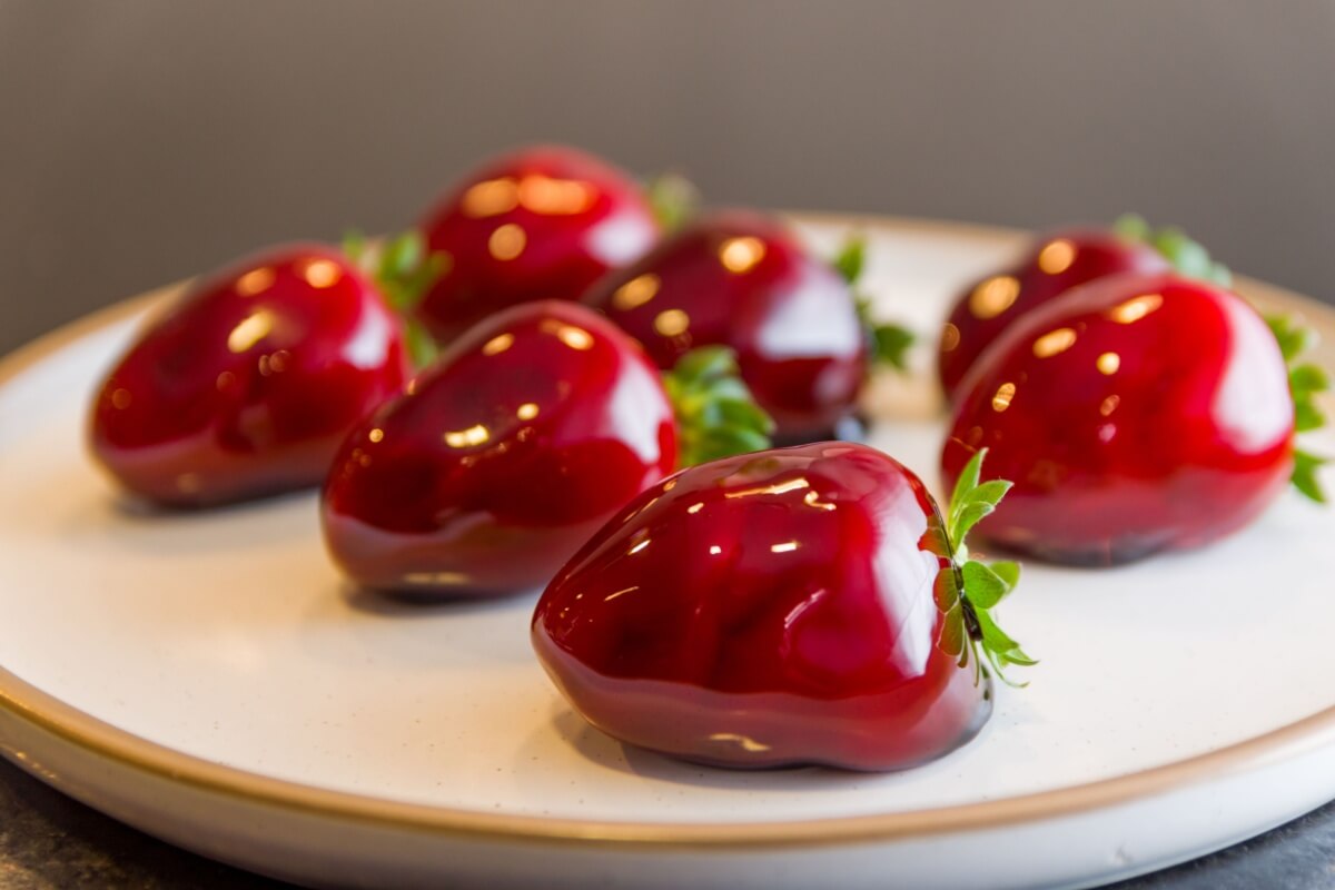 O caramelo feito da forma correta é a chave do sucesso do morango do amor (Imagem: ThiagoSantos | Shutterstock)