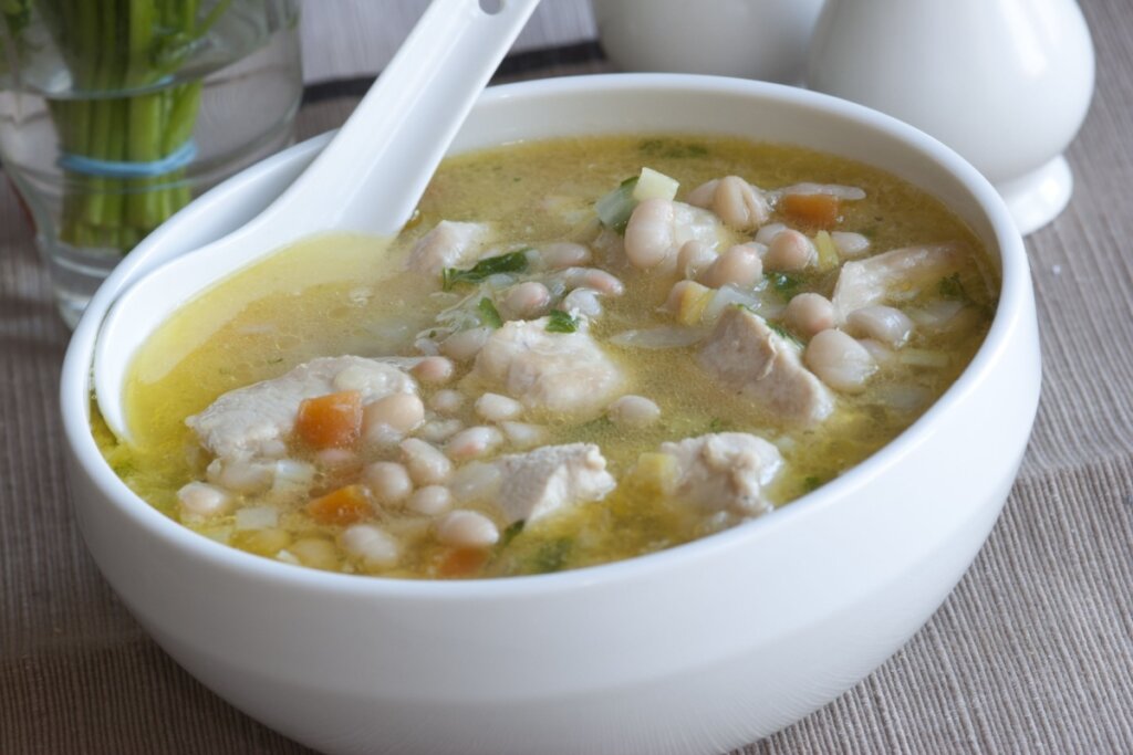 Sopa de feijão-branco com frango (Imagem: Martin Turzak | Shutterstock) 