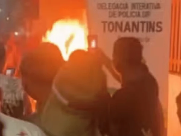Revoltados com violência, população queimou o suspeito. Não há informações sobre seu atual estado de saúde