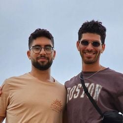 Ilay David diz que o vídeo do Hamas mostrando seu irmão Evyatar magro e fraco é uma 'nova forma de crueldade' que deixou seus pais arrasados.