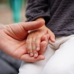 Altamente contagiosa, a infecção é causada por vírus e se caracteriza pelo surgimento de pequenas bolhas ou feridas
