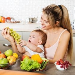 O cuidado com a alimentação e hábitos saudáveis são fundamentais para evitar a prisão de ventre na infância