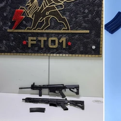 Além das armas, um carregador calibre 5.56 também foi encontrado no local; todo o material foi localizado no bairro Conquista