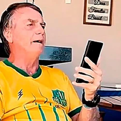 Moraes determinou prisão domiciliar ao ex-presidente por desrespeitar medidas restritivas; postagem de Flávio Bolsonaro foi citada como exemplo de descumprimento