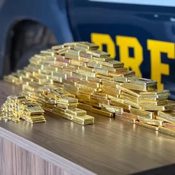 Ao todo, foram encontradas mais de 100 barras de ouro escondidas no veículo, que não está registrado no nome do motorista. A PRF não informou em nome de quem está a caminhonete