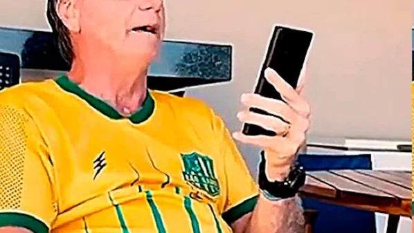 Moraes determinou prisão domiciliar ao ex-presidente por desrespeitar medidas restritivas; postagem de Flávio Bolsonaro foi citada como exemplo de descumprimento