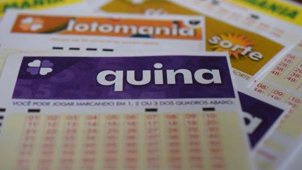 A probabilidade de acerto para quem faz uma aposta de seis números (no valor de R$ 6) da Mega-Sena é de uma em mais de 50 milhões. Na aposta com sete números (que custa R$ 42), a chance sobe para uma em 7,1 milhões.