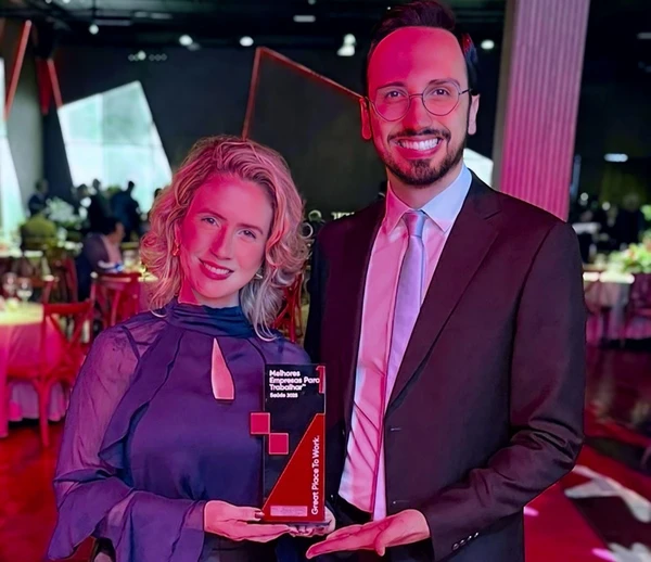 Diana Raposo, gerente de Gestão de Pessoas da Unimed Sul, e o diretor do GPTW Cauê Oliveira . Crédito: divulgação