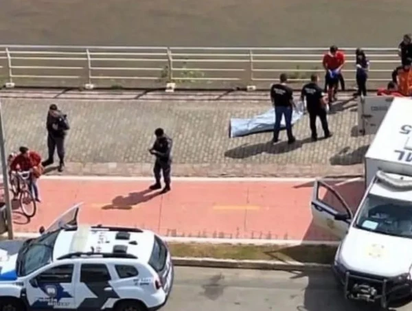 O corpo estava em um local de difícil acesso dentro do Rio Doce.