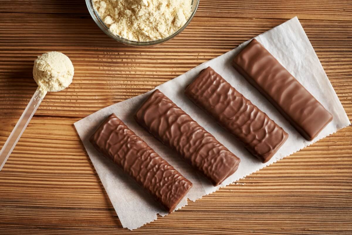 As barrinhas de proteína são uma alternativa saudável e prática de lanche (Imagem: Madeleine Steinbach | Shutterstock)