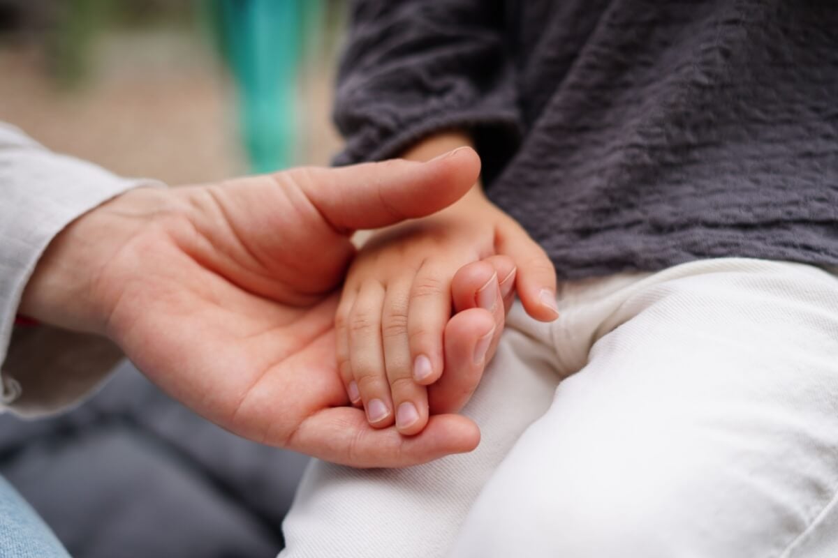 Comum na infância, a síndrome mão-pé-boca pode afetar diretamente a alimentação e a saúde bucal (Imagem: nastya_ph | Shutterstock)