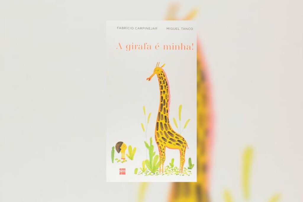 Em &#8220;A girafa é minha&#8221;, pai e filha compartilham momentos únicos ao redor da girafa Theo (Imagem: Reprodução digital | Edições Sm)