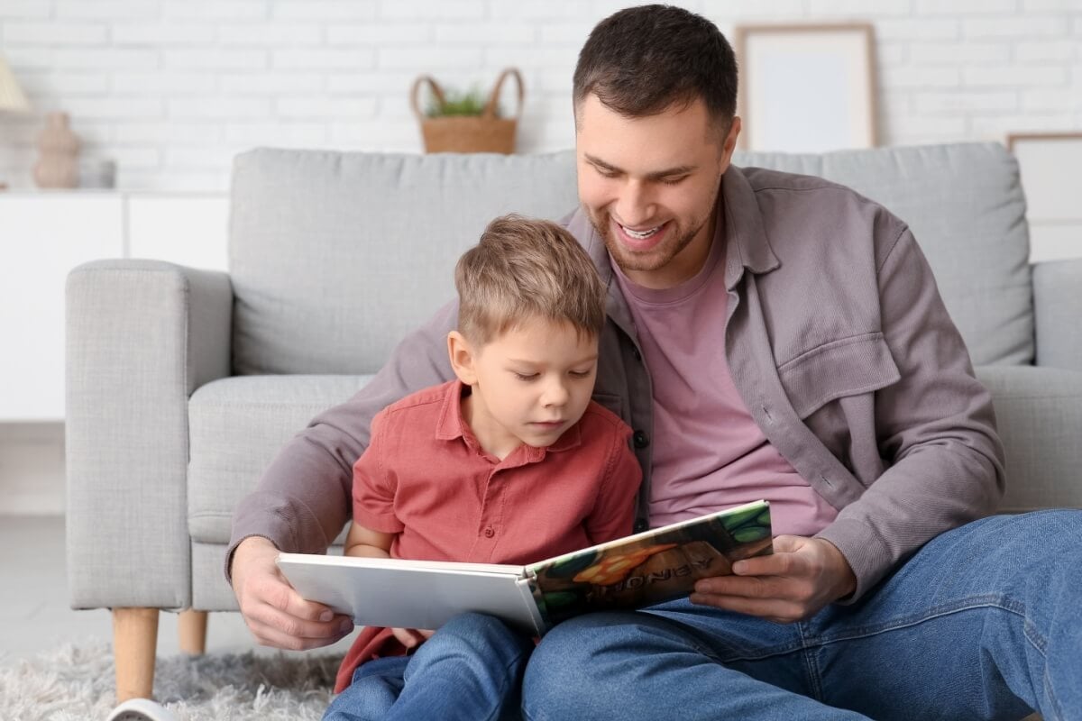 Ler juntos pode abrir espaço para conversas, risadas e acolhimento (Imagem: Pixel-Shot | Shutterstock)