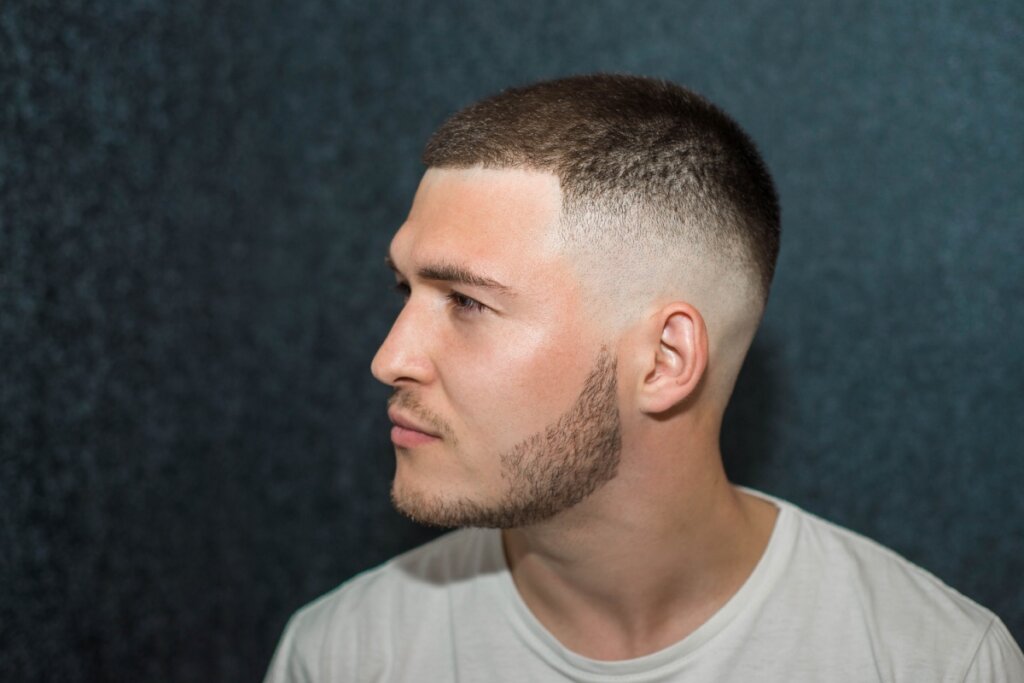 O buzz cut pode ganhar um toque mais moderno com o uso do corte degradê (Imagem: Vikafoto33 | Shutterstock)