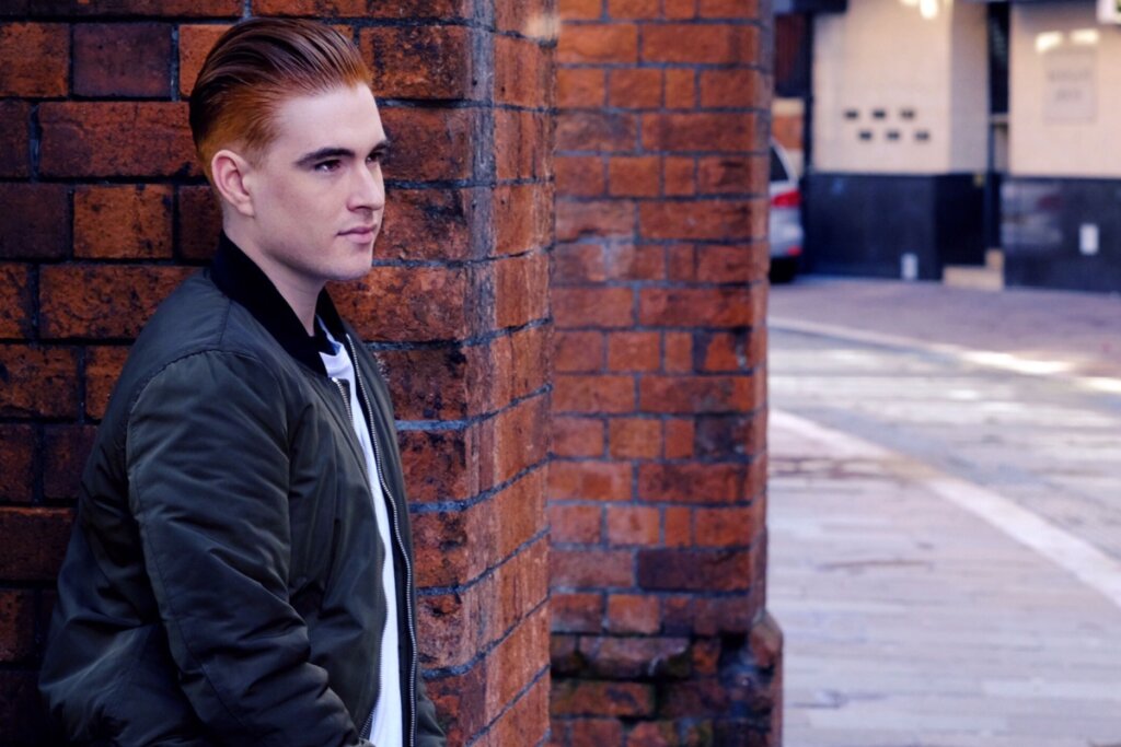 O charme do slicked back é a finalização para trás com acabamento mais polido (Imagem: Pepgooner | Shutterstock)