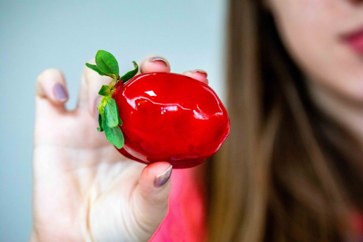 O morango do amor deve ser consumido com equilíbrio para não prejudicar a pele (Imagem: 
Adilson Sochodolak | Shutterstock)