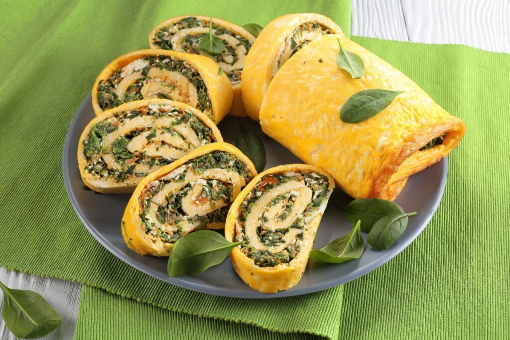 Rocambole de ovo com espinafre, feta e cenoura (Imagem: from my point of view | Shutterstock)