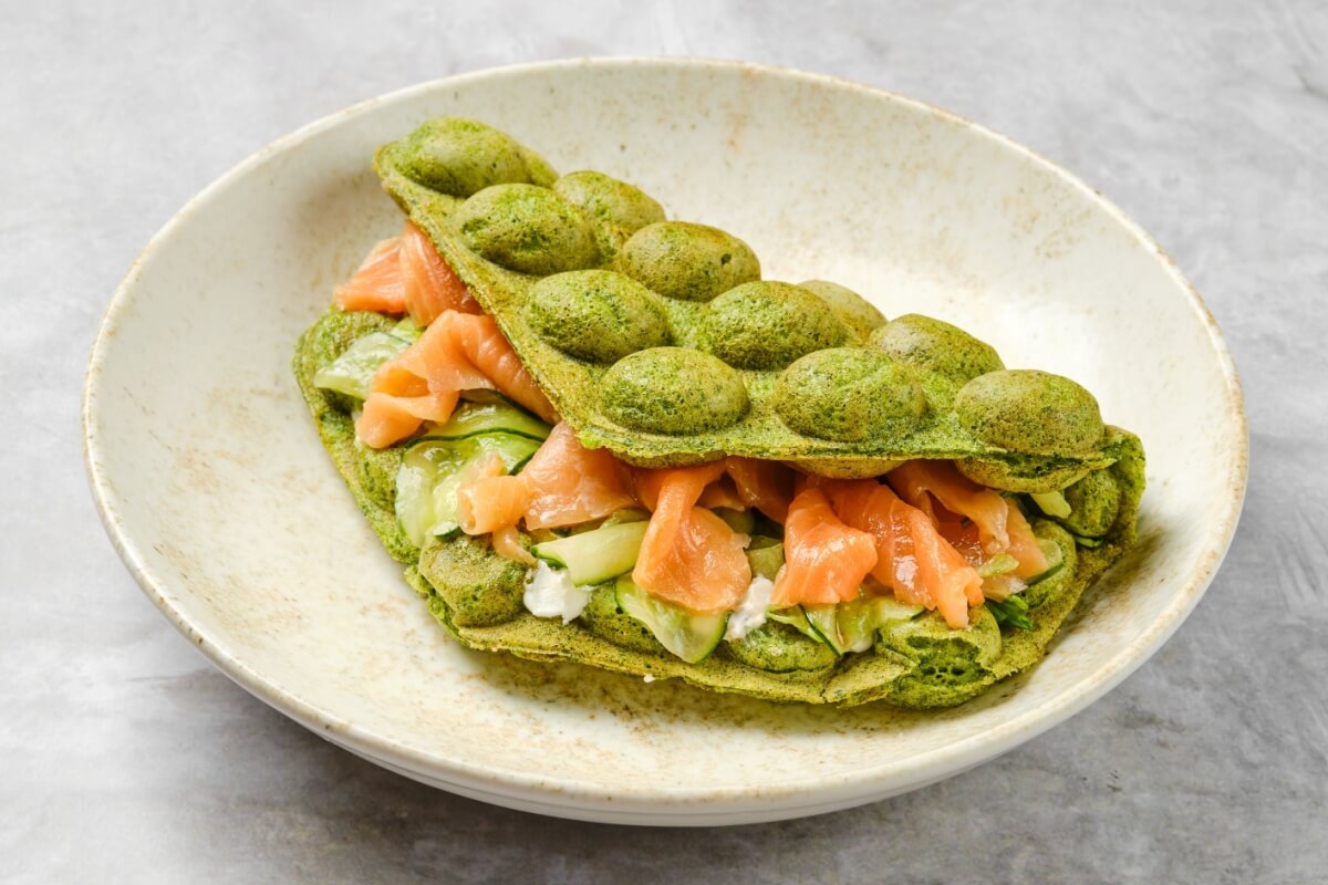 Sanduíche waffle de matcha com salmão (Imagem: Aleksei Isachenko | Shutterstock)