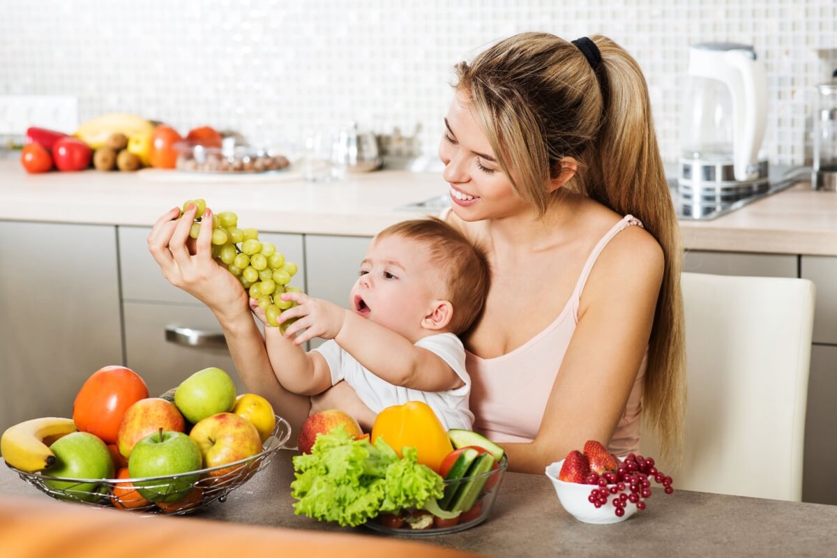 Uma dieta equilibrada, com fibras, fornece os nutrientes necessários para um bom funcionamento do sistema digestivo (Imagem: SvetlanaFedoseyeva | Shutterstock)