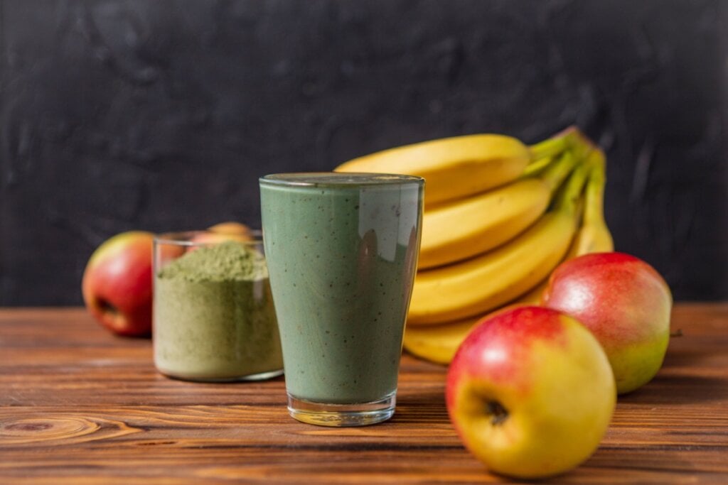 Vitamina de matcha com banana e maçã (Imagem: Halinskyi Max | Shutterstock) 