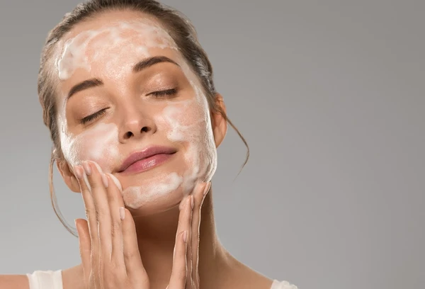 Mulher lavando o rosto