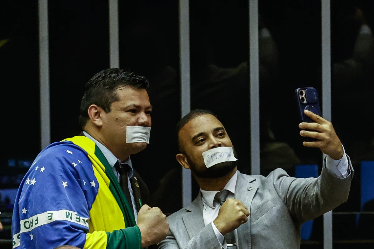 O deputado capixaba Gilvan da Federal e outros parlamentares colocaram esparadrapo na boca em protesto contra a prisao domiciliar