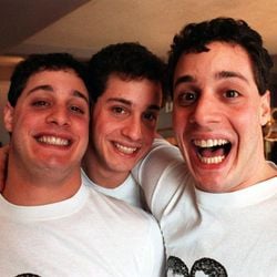 Bobby estranhou que vários estudantes o chamavam de 'Eddie' no primeiro dia de aulas da faculdade; assim começa história do reencontro por acaso de trigêmeos separados após o nascimento.