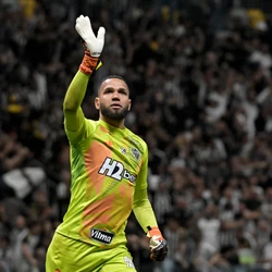 Galo perdeu no tempo regulamentar, mas viu seus jogadores serem decisivos na marca da cal e se classificou para as quartas de final