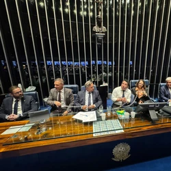 Senador capixaba se junta a outros parlamentares para obstruir votações no Congresso Nacional enquanto reivindicações, como o impeachment de Alexandre de Moraes, não forem atendidas