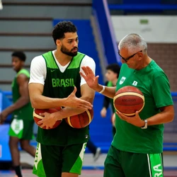 Jogador da seleção brasileira tem avó e cunhada capixabas, se sentiu abraçado pelo público capixaba e convida a galera para jogo de exibição que acontece neste sábado (9), em Guarapari