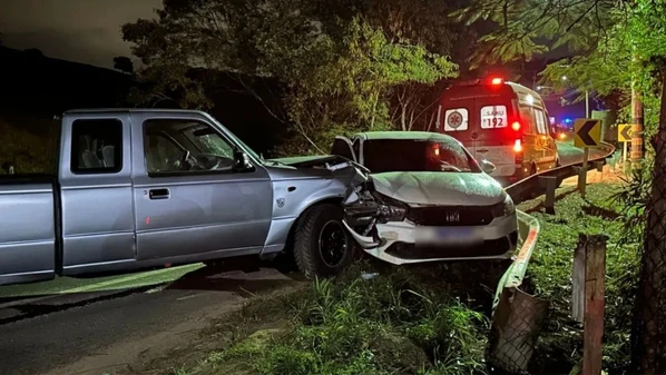 Colisão envolveu um Fiat Argo e uma caminhonete Ford Ranger; acidente aconteceu na noite de terça-feira (5), na localidade de Subaia