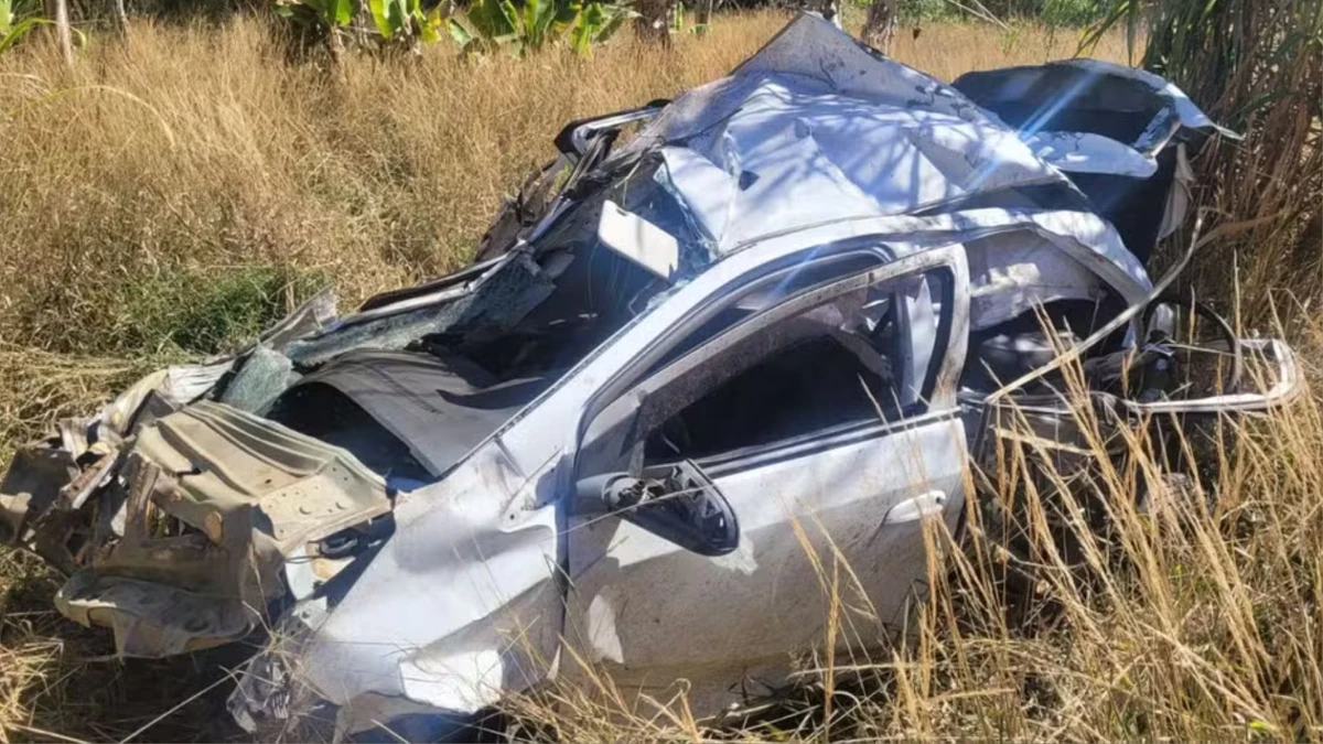 Carro em que casal estava despencou cerca de 400 metros