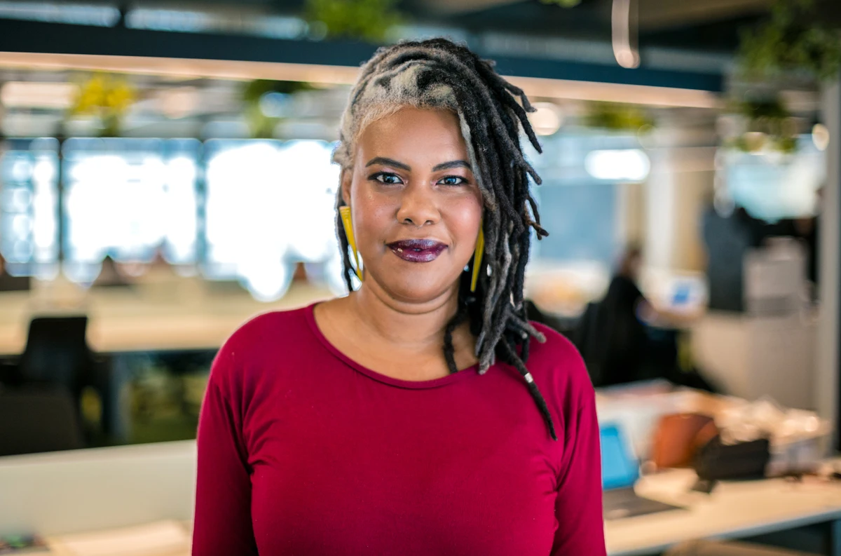 Com pais e filhos com os olhos voltados às telas, emerge uma preocupação sobre a diminuição das interações no mundo real