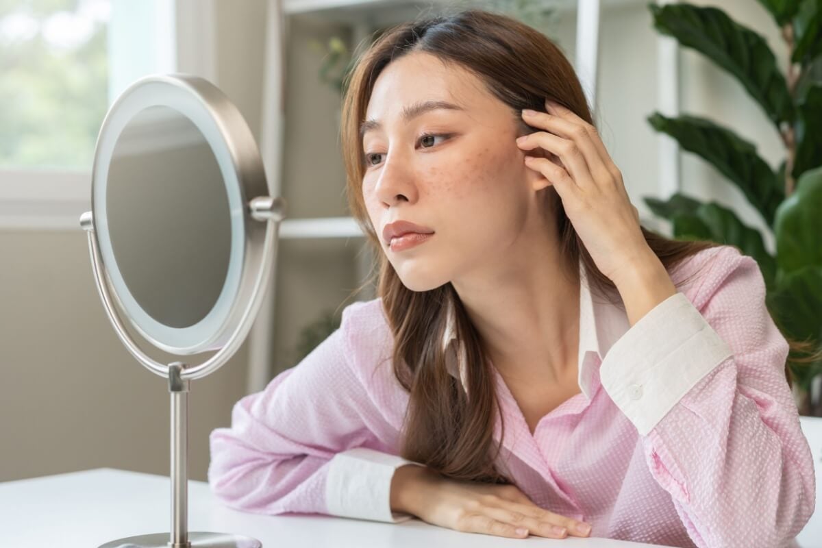 A luz azul emitida pelas telas pode prejudicar a saúde da pele (Imagem: Kmpzzz | Shutterstock) 