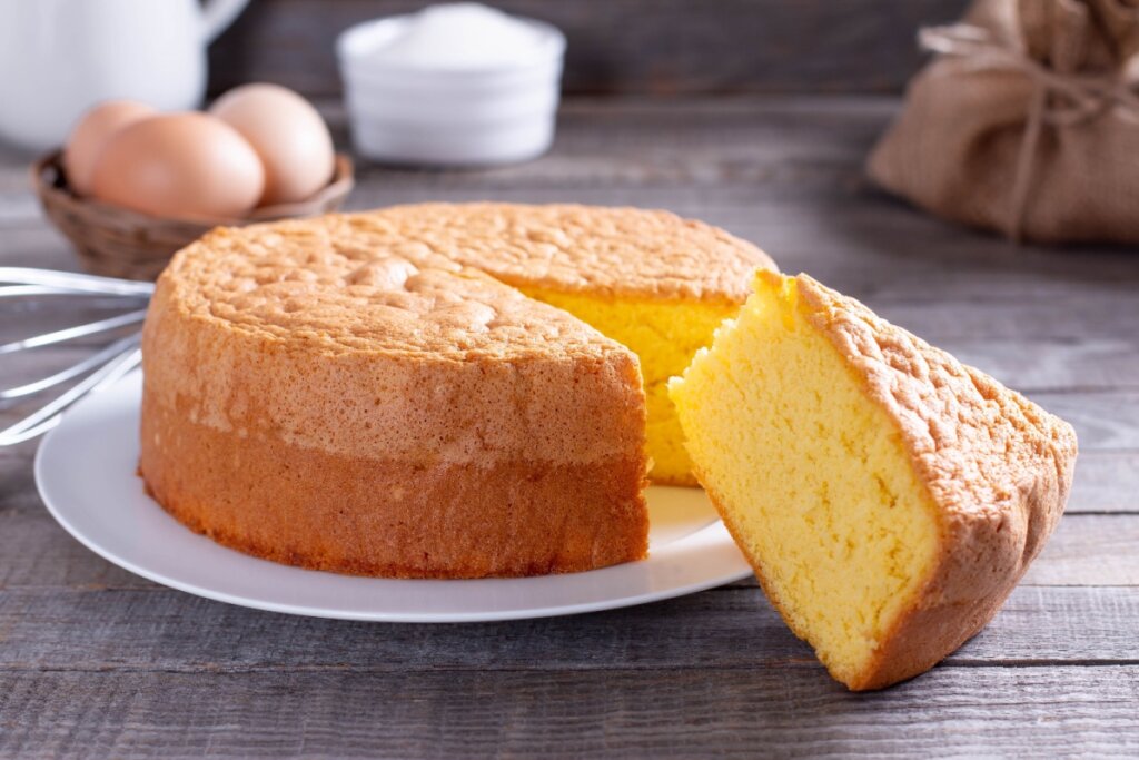 Bolo de ovo (Imagem: Ahanov Michael | Shutterstock)