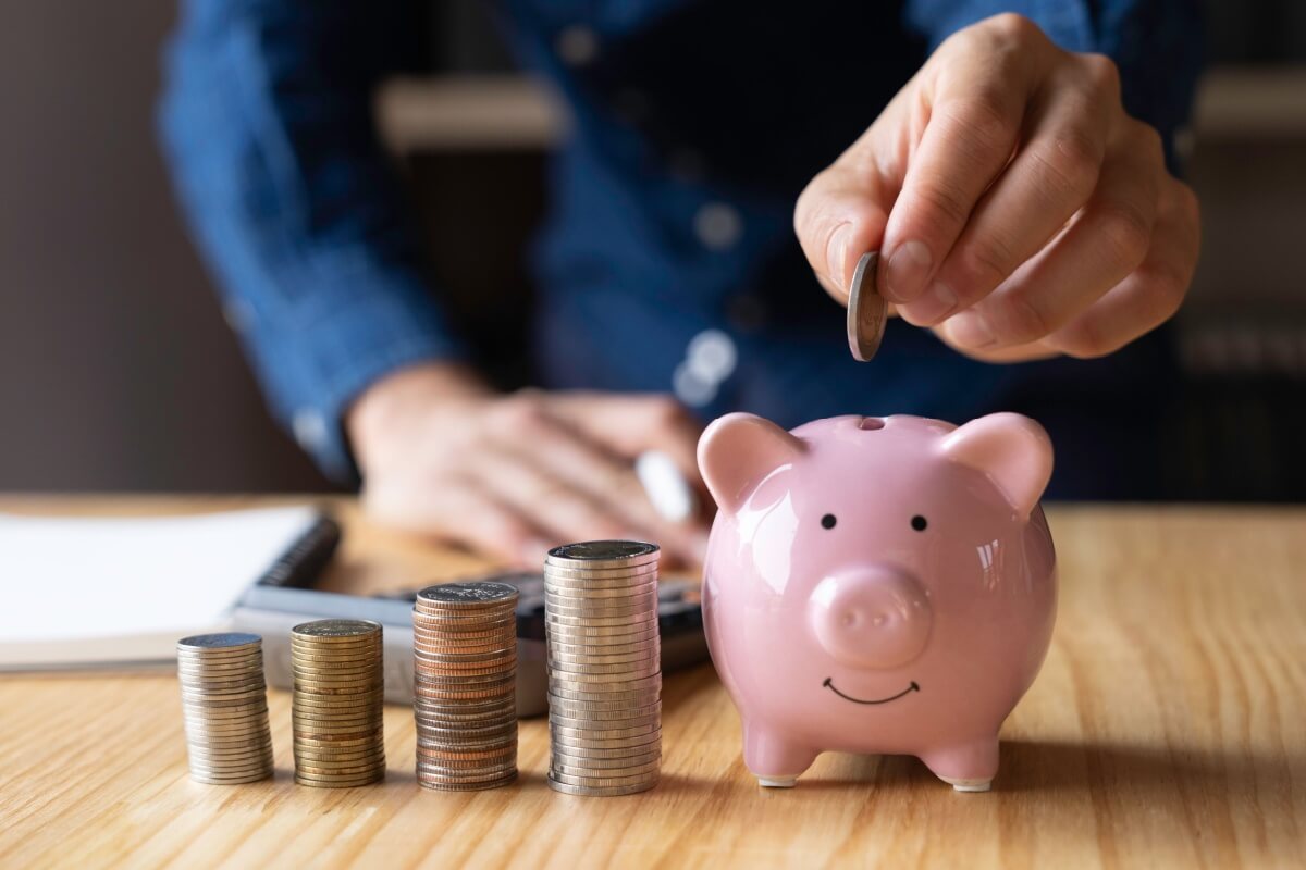 Manter o essencial com equilíbrio e propósito é a chave para economizar e fazer o dinheiro render (Imagem: CrizzyStudio | Shutterstock)