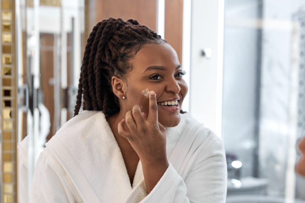 O ideal é investir em produtos para a pele ricos em antioxidantes (Imagem: Roman Chazov | Shutterstock)