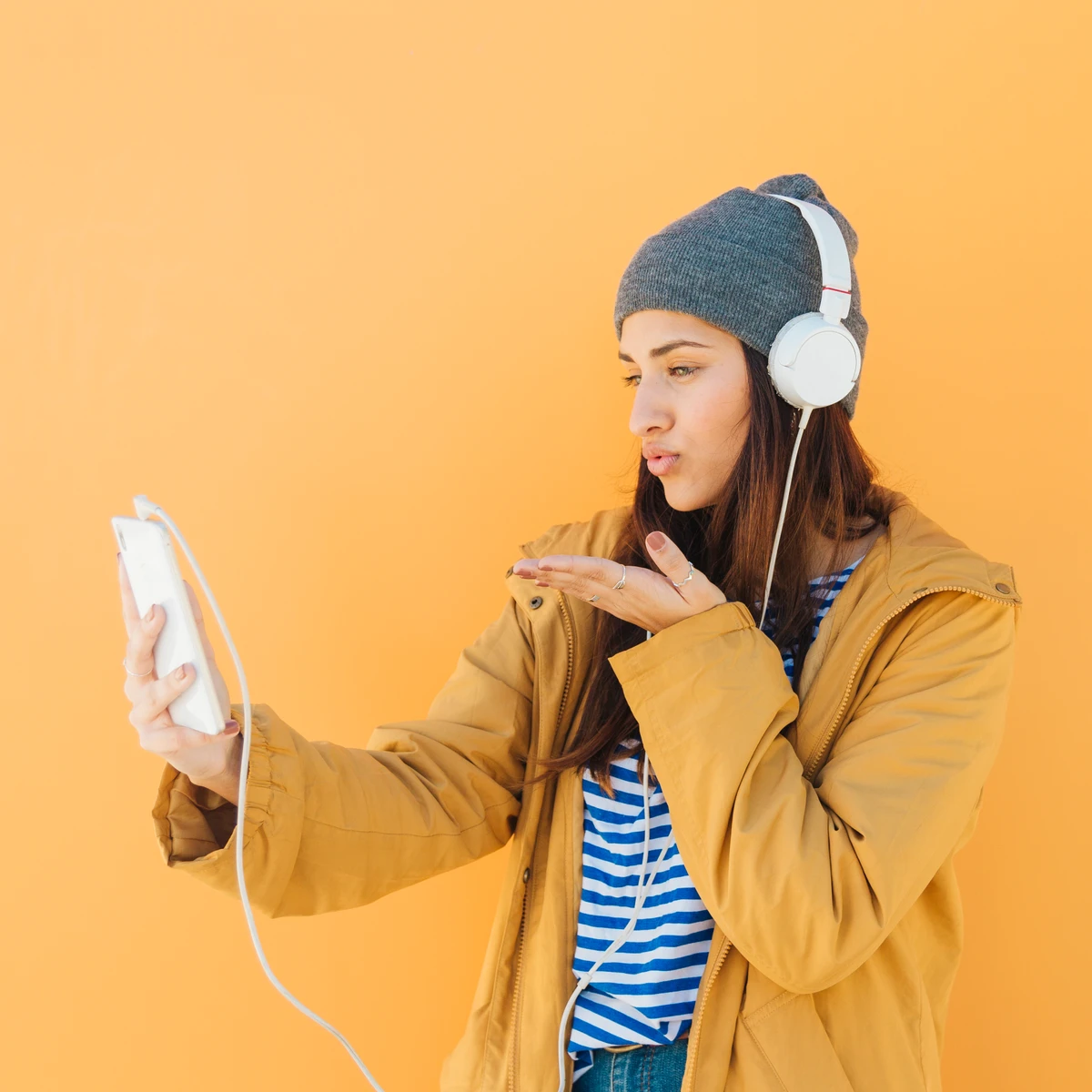 Especialistas alertam para o risco da exposição de crianças e adolescentes como influenciadoras digitais