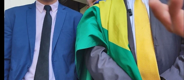 Momento em que grupo de vereadores cerca repórter da TV Gazeta