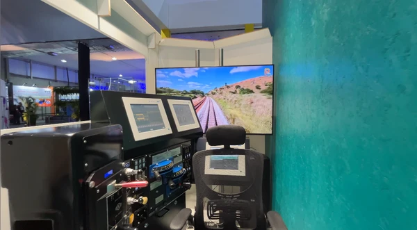 Painel interativo da Vale recria a cabine de operação do maquinista