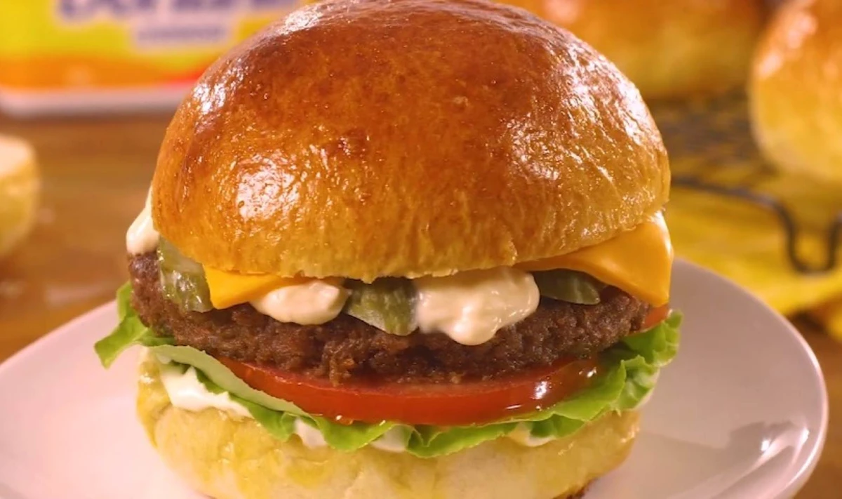 Sanduíche-com-pão-de-hambúrguer