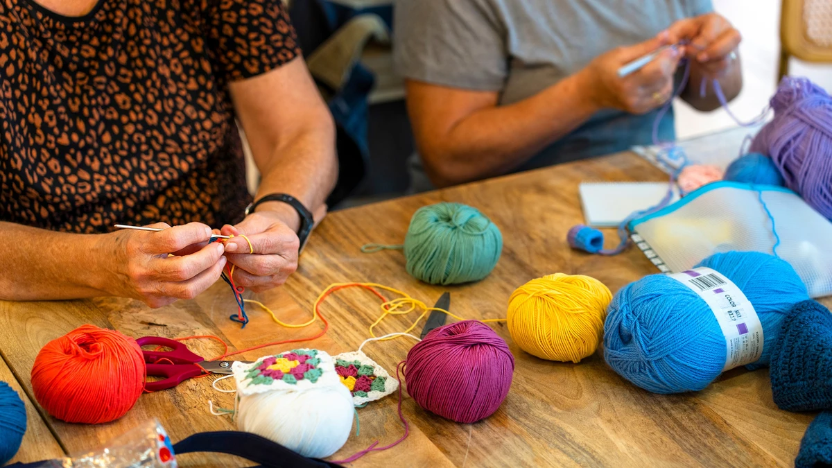 Projeto em Vitória oferece oficina de moda e costura criativa para idosos